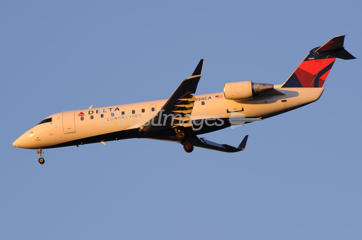 Canadair CL-600-2B19 Regional Jet CRJ-100ER N934CA (cn 7042)